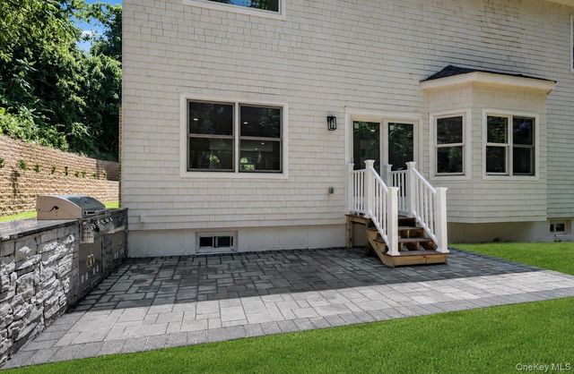 41 Cove Road, Huntington, NY 11743