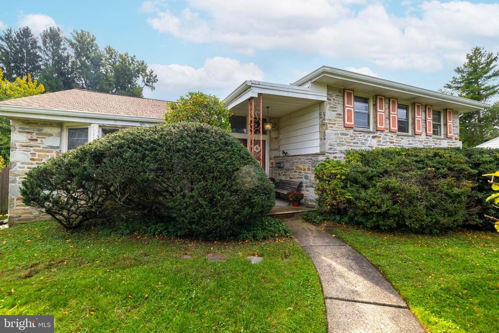 2004 LODGES LN, ORELAND, PA 19075 — exterior