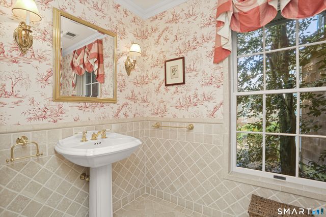 41 Lake Wind Road, New Canaan, CT 06840