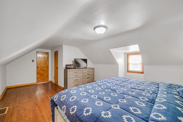 1119 W 38th Place, Hobart, IN 46342