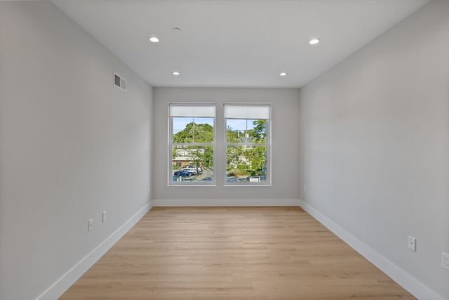 186 Bedford St 204, Lexington, MA 02420