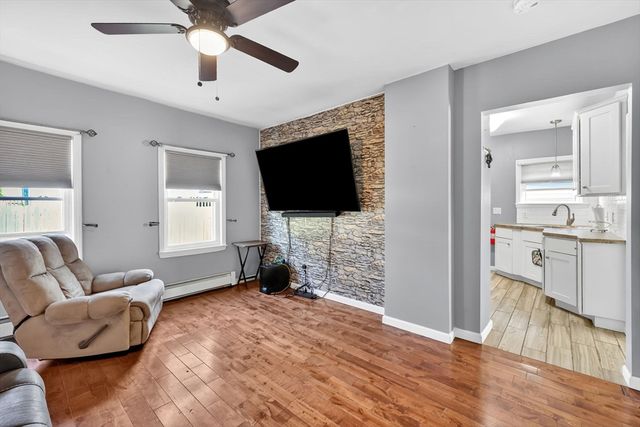 43 Agnes St, Springfield, MA 01118