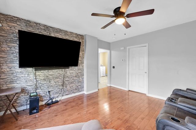 43 Agnes St, Springfield, MA 01118