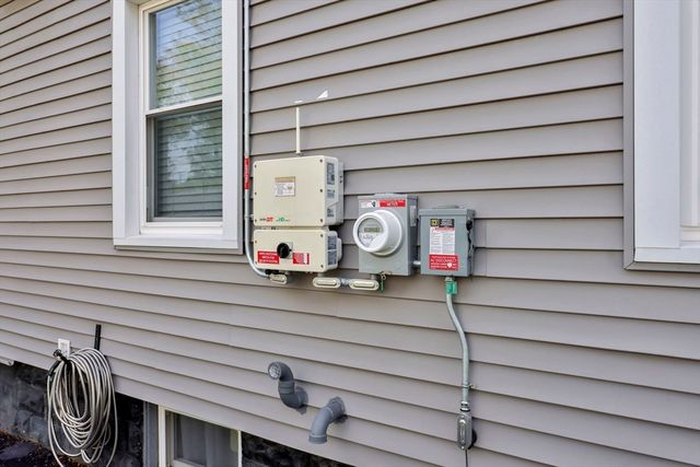 43 Agnes St, Springfield, MA 01118