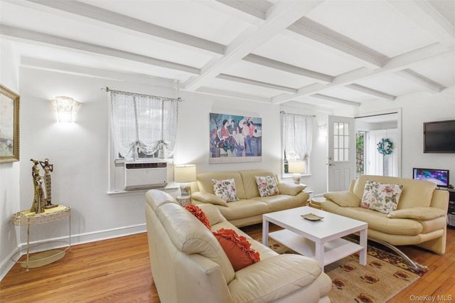 47 Onderdonk Avenue, Manhasset, NY 11030