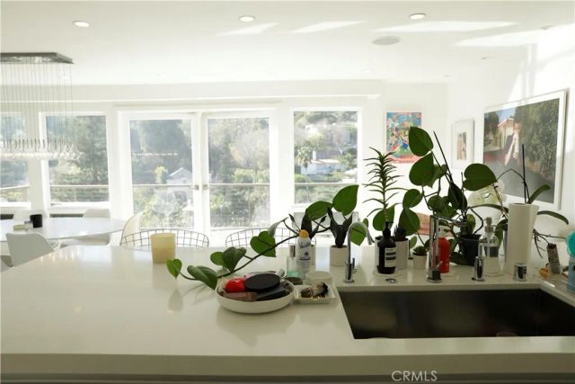 2115 Groveland, Los Angeles, CA 90046