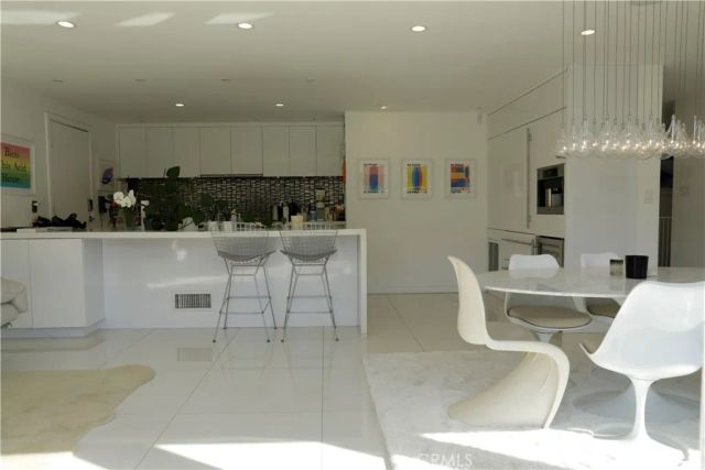 2115 Groveland, Los Angeles, CA 90046