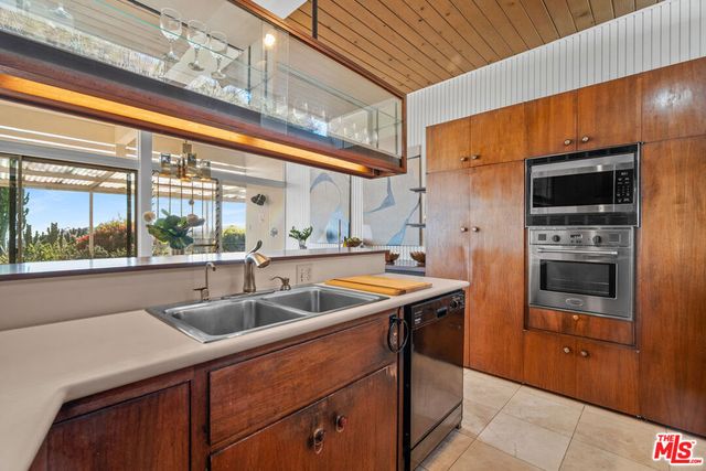 971 Stonehill Lane, Los Angeles, CA 90049