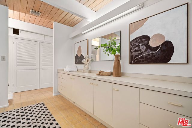 971 Stonehill Lane, Los Angeles, CA 90049