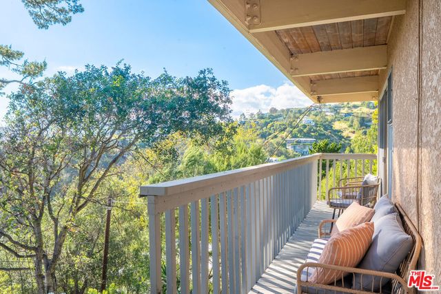 971 Stonehill Lane, Los Angeles, CA 90049