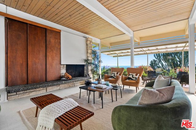 971 Stonehill Lane, Los Angeles, CA 90049