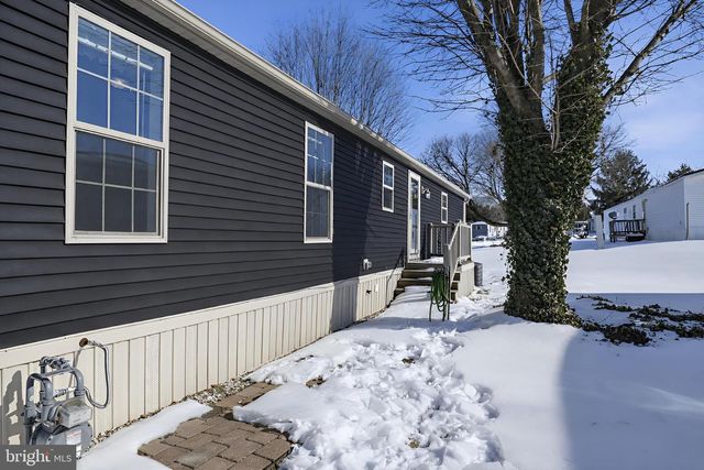 301 ROBIN DR, Red Lion, PA 17356