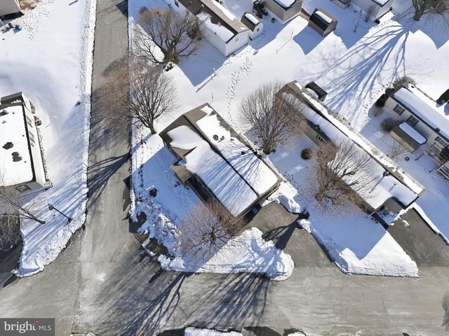 301 ROBIN DR, Red Lion, PA 17356