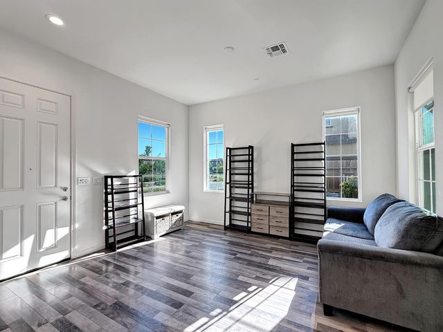 3700 Hovnanian Dr, Sacramento, CA 95834