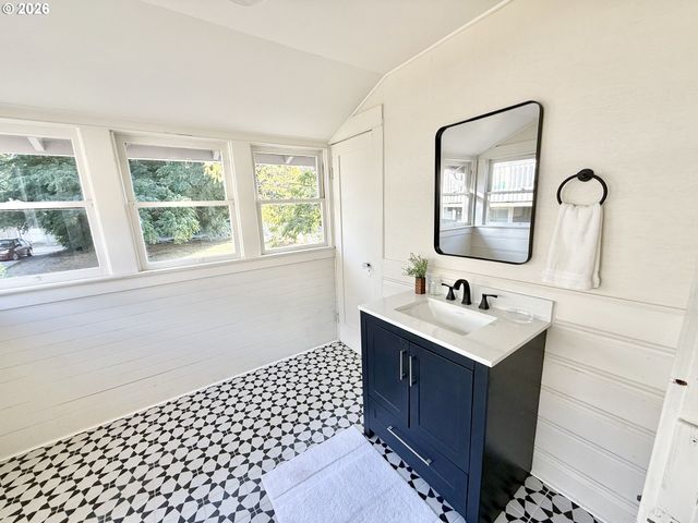 1596 Ne CHEMEKETA St, Salem, OR 97301