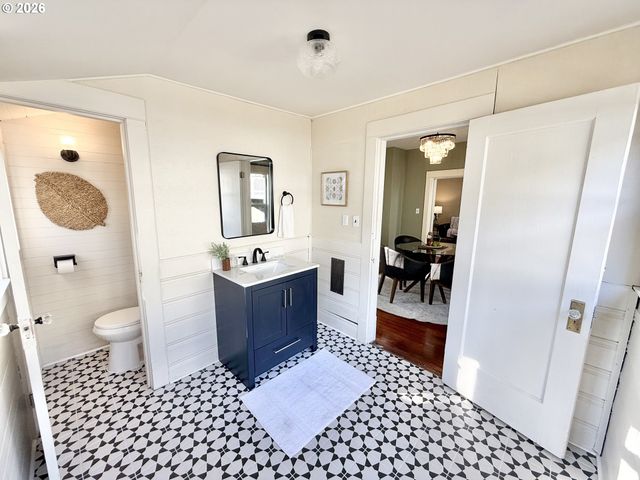 1596 Ne CHEMEKETA St, Salem, OR 97301