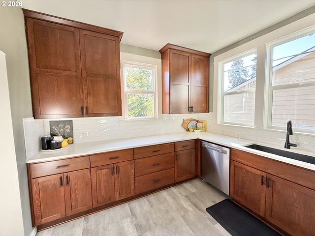 1596 Ne CHEMEKETA St, Salem, OR 97301