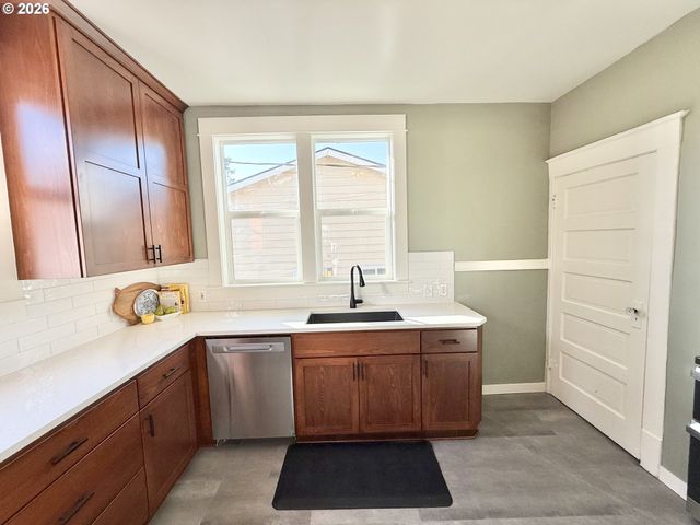 1596 Ne CHEMEKETA St, Salem, OR 97301