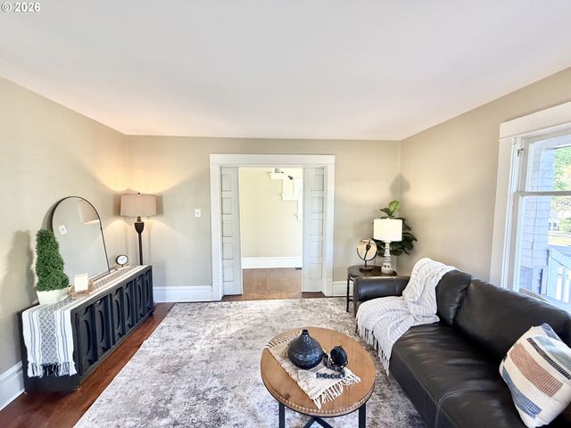 1596 Ne CHEMEKETA St, Salem, OR 97301