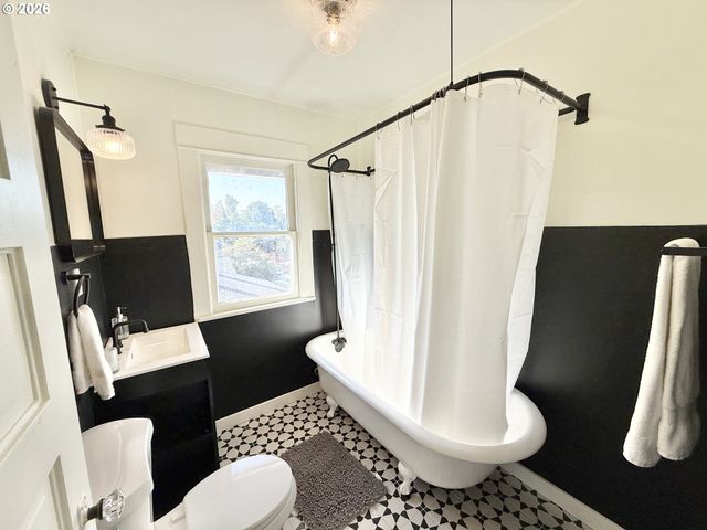 1596 Ne CHEMEKETA St, Salem, OR 97301