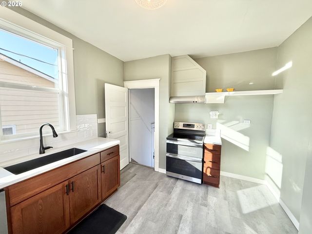 1596 Ne CHEMEKETA St, Salem, OR 97301