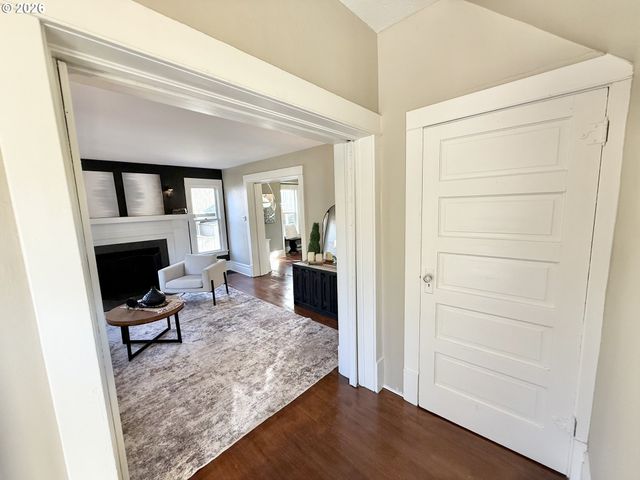 1596 Ne CHEMEKETA St, Salem, OR 97301