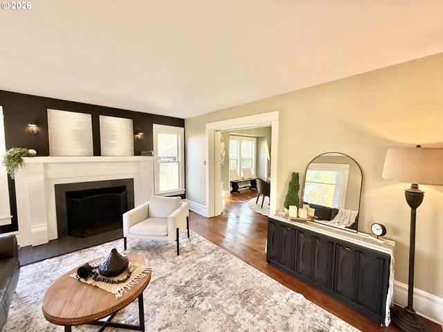 1596 Ne CHEMEKETA St, Salem, OR 97301