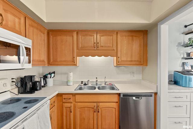 4900 N Knoxville Ave Apt 116A, Peoria, IL 61614