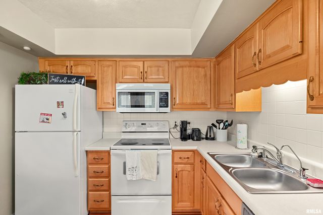 4900 N Knoxville Ave Apt 116A, Peoria, IL 61614