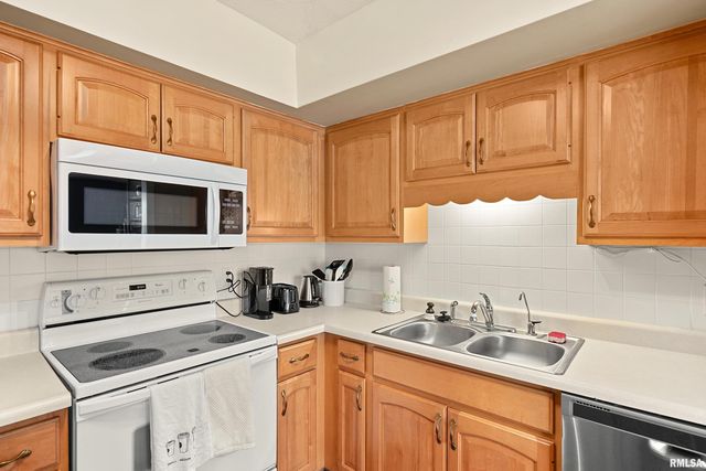 4900 N Knoxville Ave Apt 116A, Peoria, IL 61614