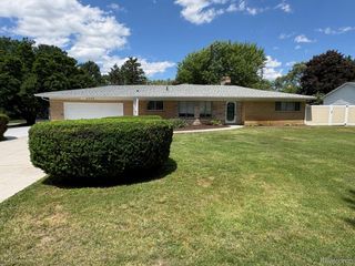 2482 Winkleman Drive, Waterford Charter Township, MI 48329