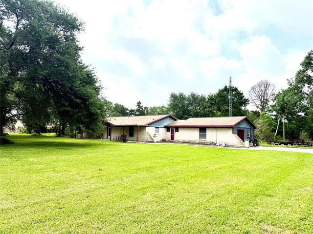 8415 Schiro Road, Hitchcock, TX 77563