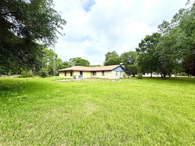 8415 Schiro Road, Hitchcock, TX 77563