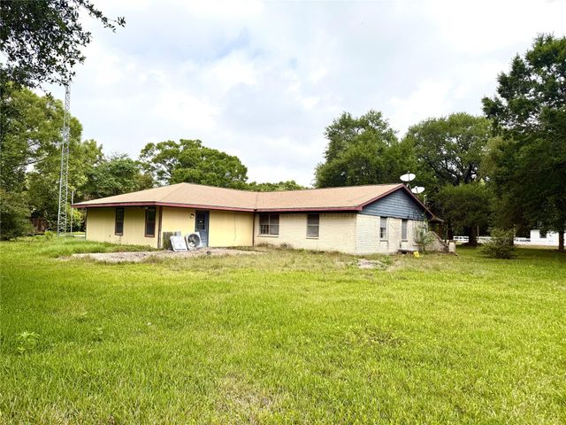 8415 Schiro Road, Hitchcock, TX 77563