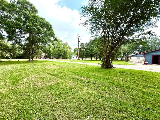 8415 Schiro Road, Hitchcock, TX 77563