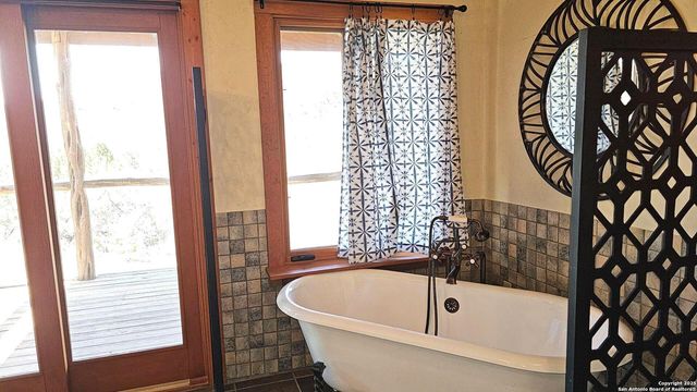 474 Lost Ln., Tarpley, TX 78883