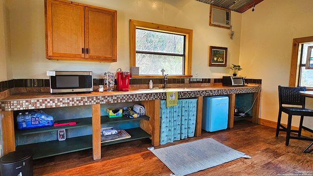 474 Lost Ln., Tarpley, TX 78883