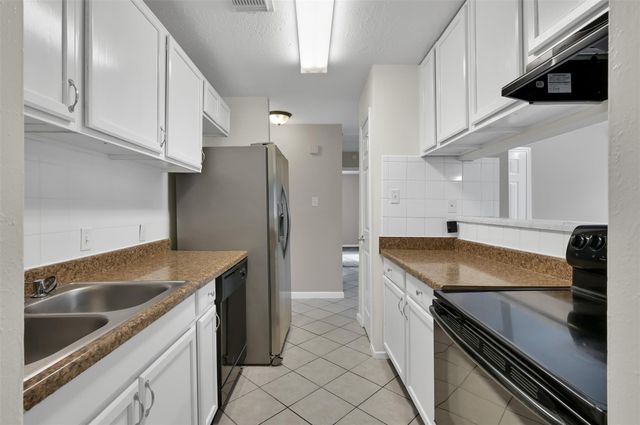 1018 Surrey Court, Tomball, TX 77375