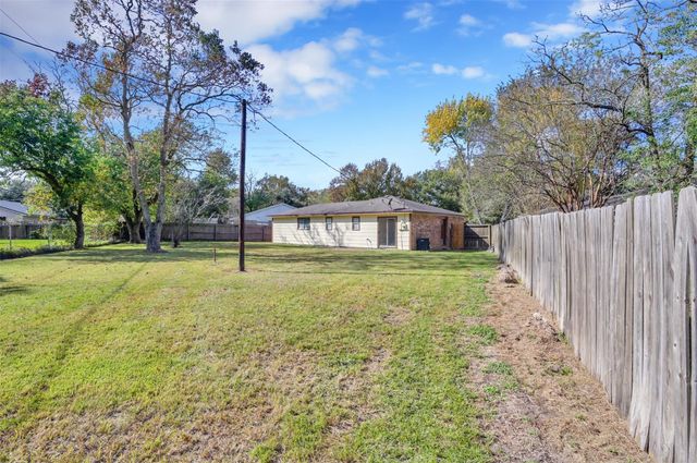 1018 Surrey Court, Tomball, TX 77375