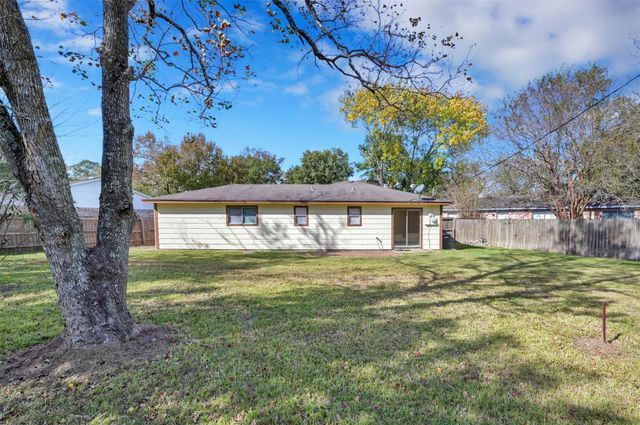 1018 Surrey Court, Tomball, TX 77375
