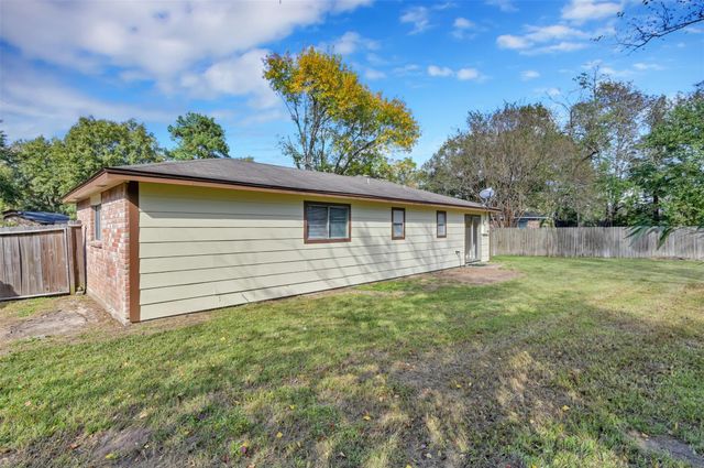 1018 Surrey Court, Tomball, TX 77375