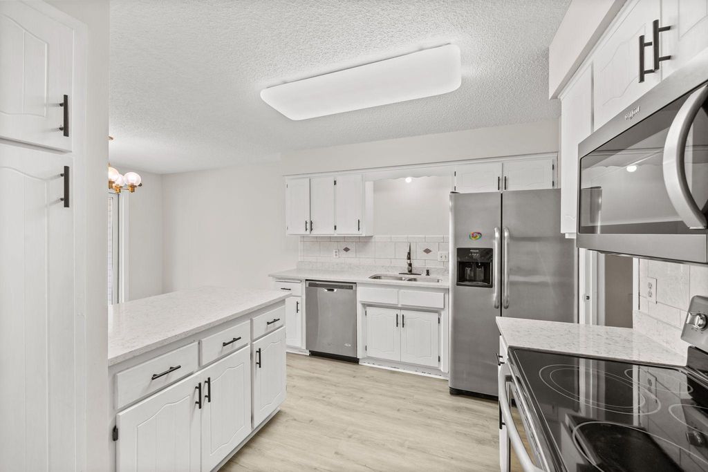 1049 Greenhaven Drive, Vadnais Heights, MN 55127