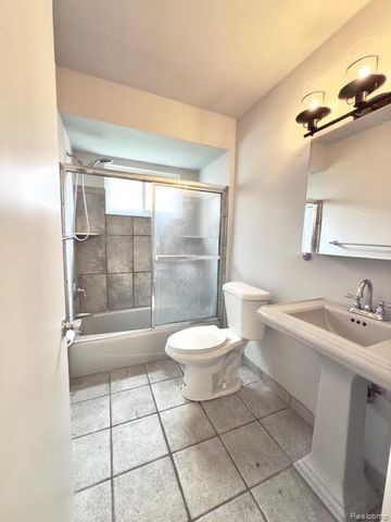 24572 Rosalind Avenue, Eastpointe, MI 48021