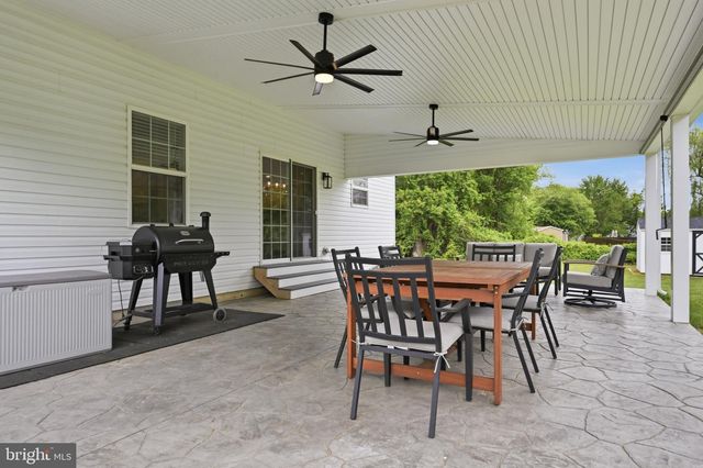 1072 BEAR RD, New Castle, DE 19720