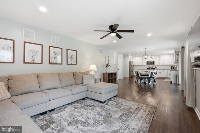 1072 BEAR RD, New Castle, DE 19720