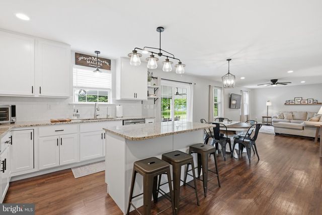 1072 BEAR RD, New Castle, DE 19720