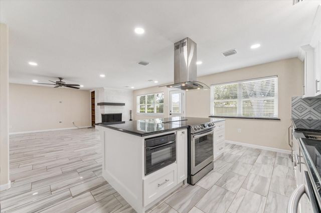 813 W Galveston Street, League City, TX 77573