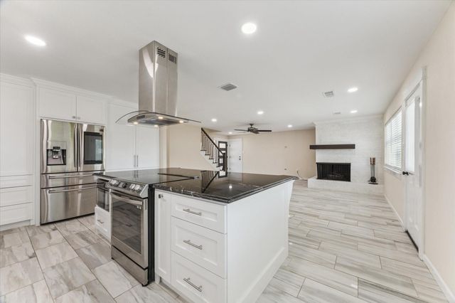 813 W Galveston Street, League City, TX 77573