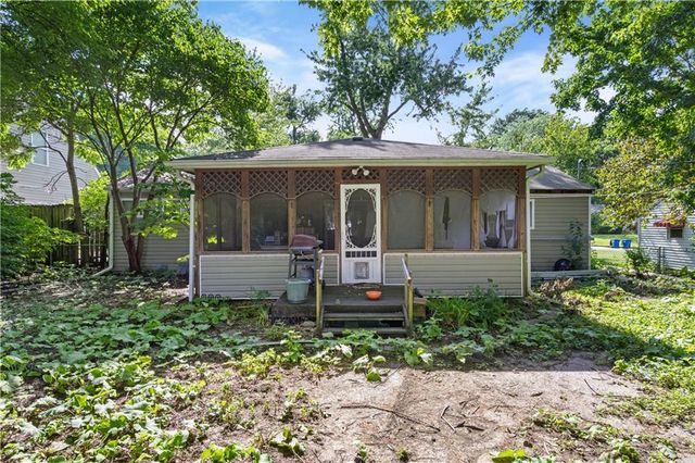 7435 Reeds Lane, Overland Park, KS 66204