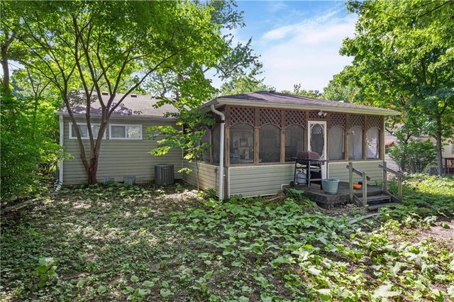 7435 Reeds Lane, Overland Park, KS 66204